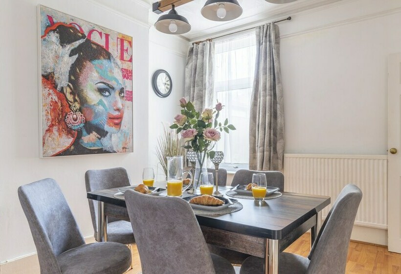 住所  Lovely 3bed House In Gillingham