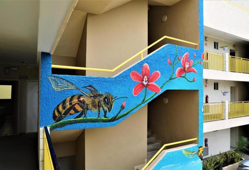 هتل 12 Bees By Kavia