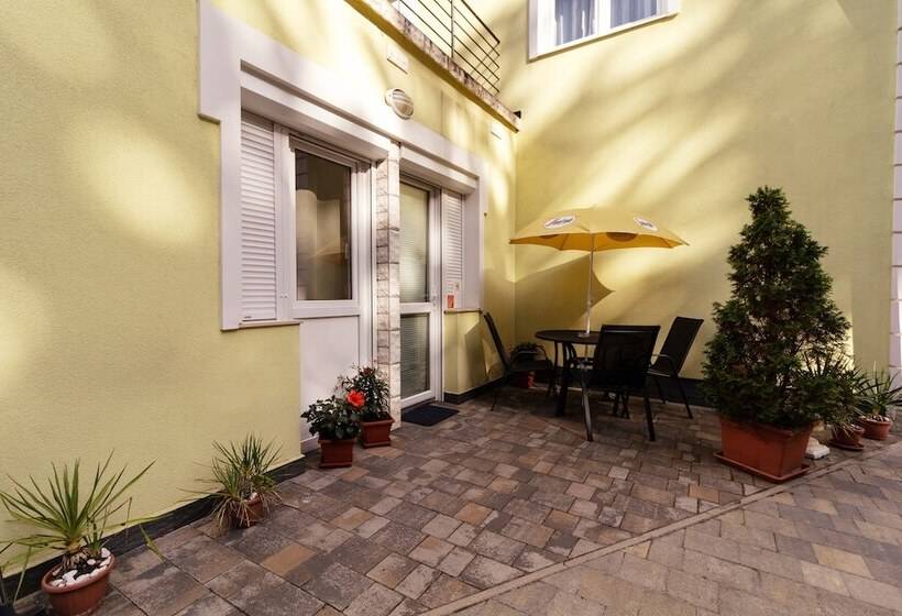 بنسيون Bella Villa Siofok