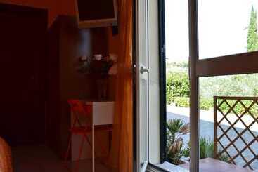 تختخواب و صبحانه Yellow Room   B B S Elia