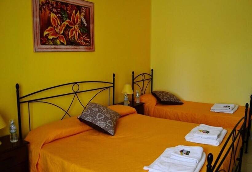 تختخواب و صبحانه Yellow Room   B B S Elia