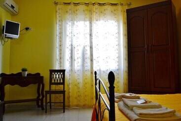 تختخواب و صبحانه Yellow Room   B B S Elia
