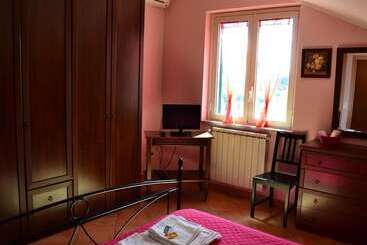 تختخواب و صبحانه Yellow Room B B S Elia