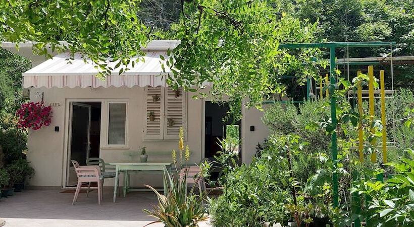 هتل Studio Apartments Roza   A Charming Oasis In The Centre Of Makarska