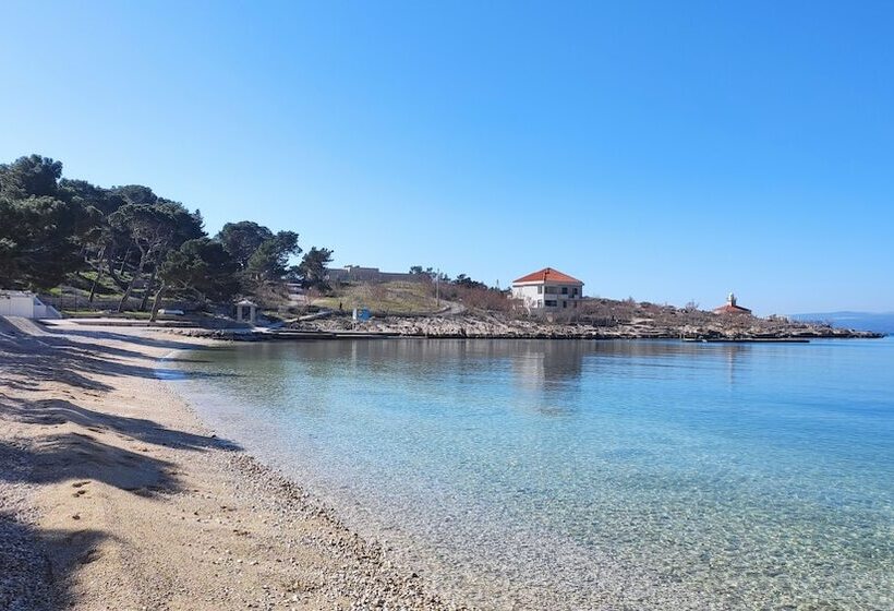 هتل Studio Apartments Roza   A Charming Oasis In The Centre Of Makarska