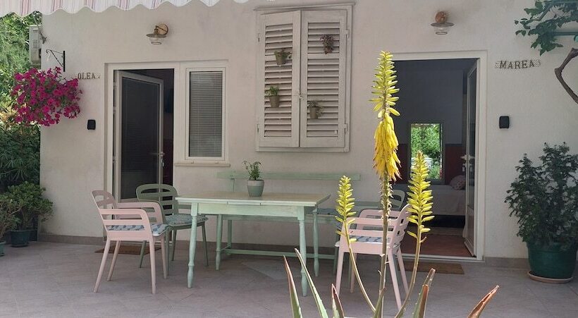 هتل Studio Apartments Roza   A Charming Oasis In The Centre Of Makarska