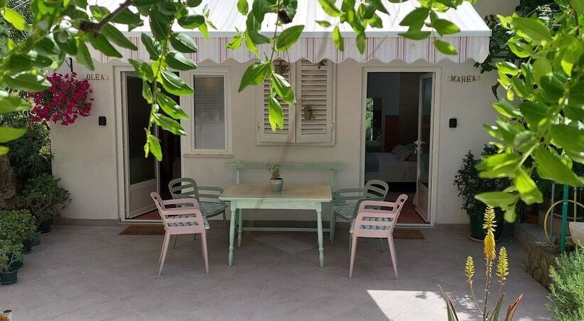 هتل Studio Apartments Roza   A Charming Oasis In The Centre Of Makarska