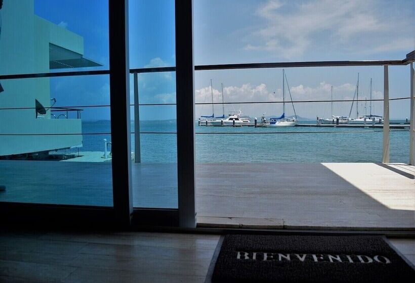 هتل Marina Puerto Velero