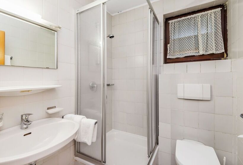 هتل Sylvia By Skinetworks