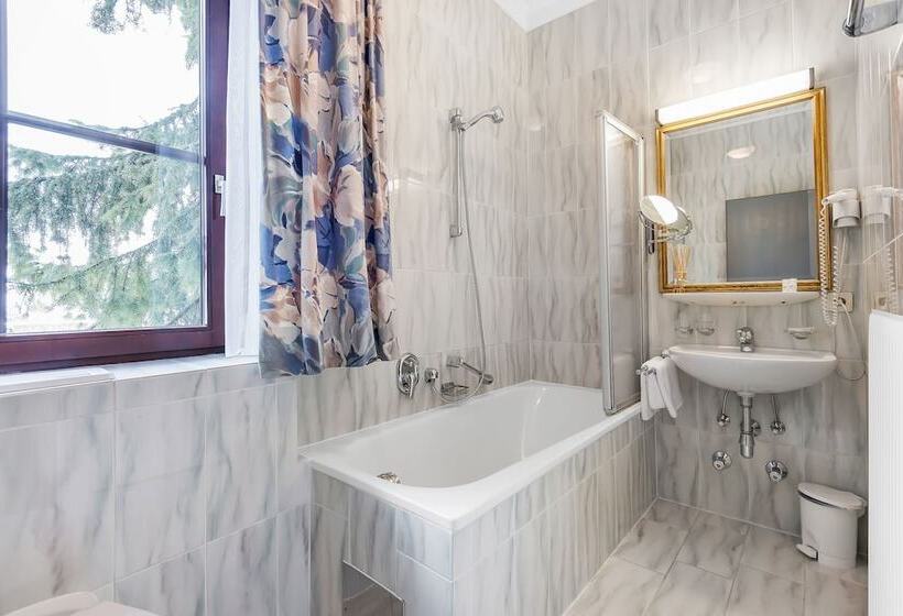 هتل Sylvia By Skinetworks