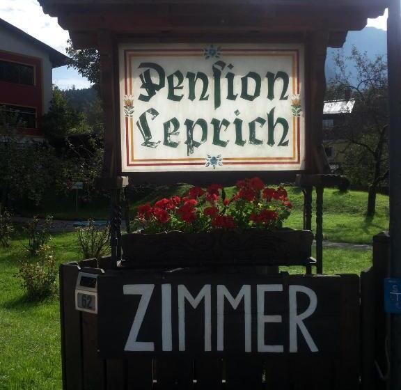 تختخواب و صبحانه Pension Leprich