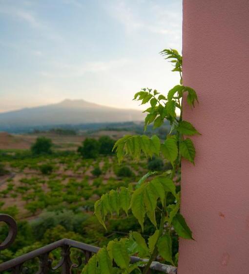 هتل Antico Borgo Etneo Agriturismo