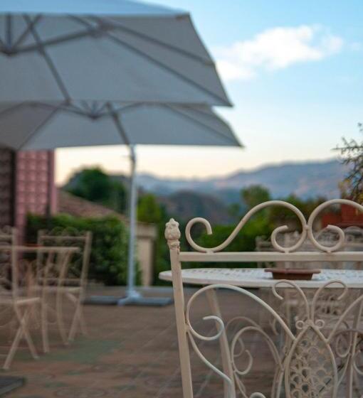 هتل Antico Borgo Etneo Agriturismo