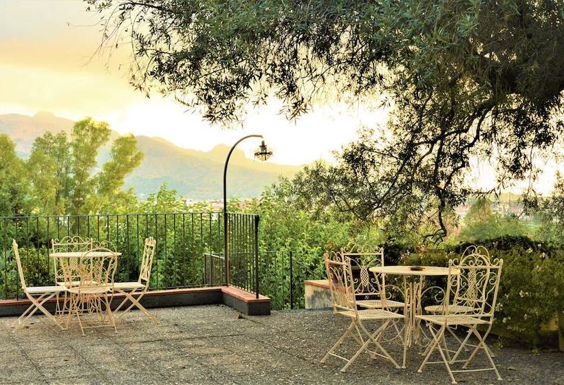 هتل Antico Borgo Etneo Agriturismo