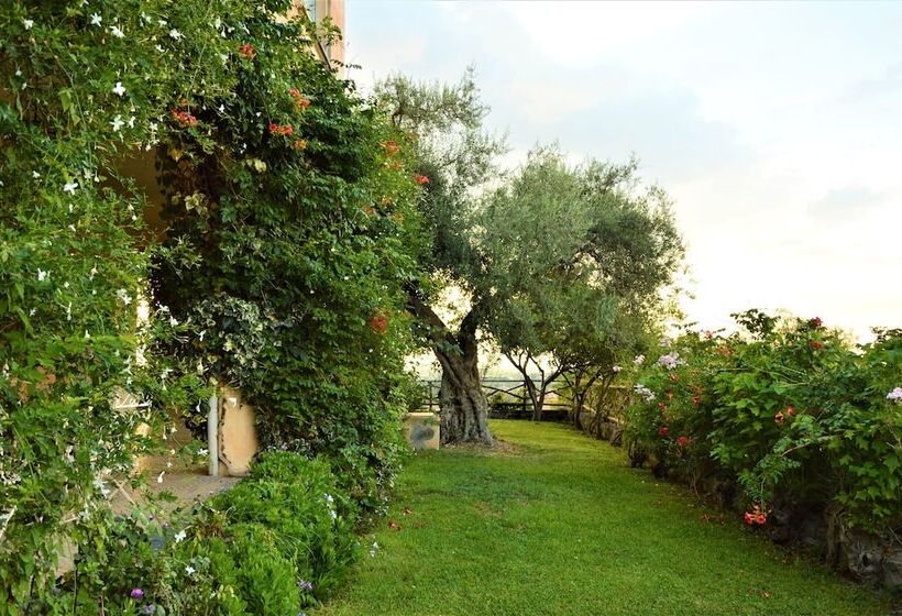 هتل Antico Borgo Etneo Agriturismo