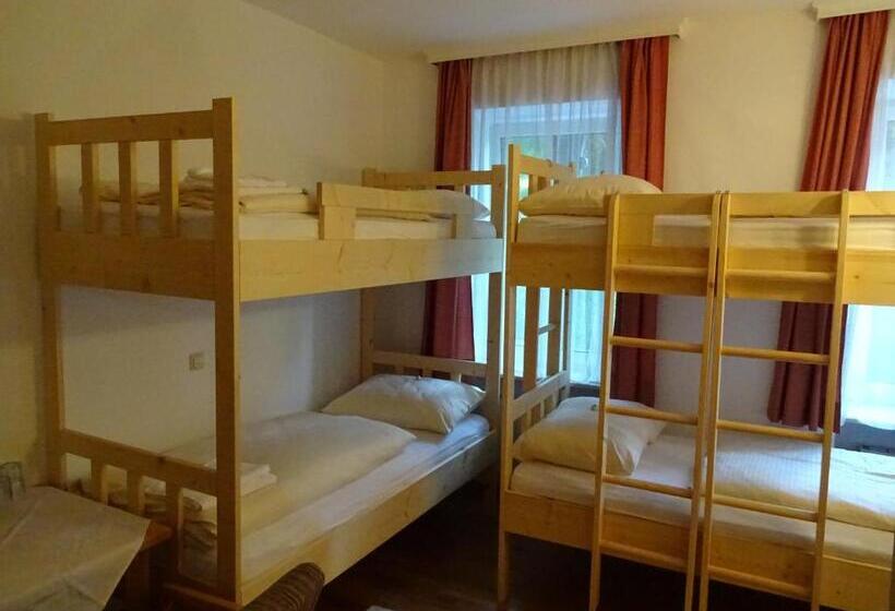 Hotel Garni & Hostel Sandwirt