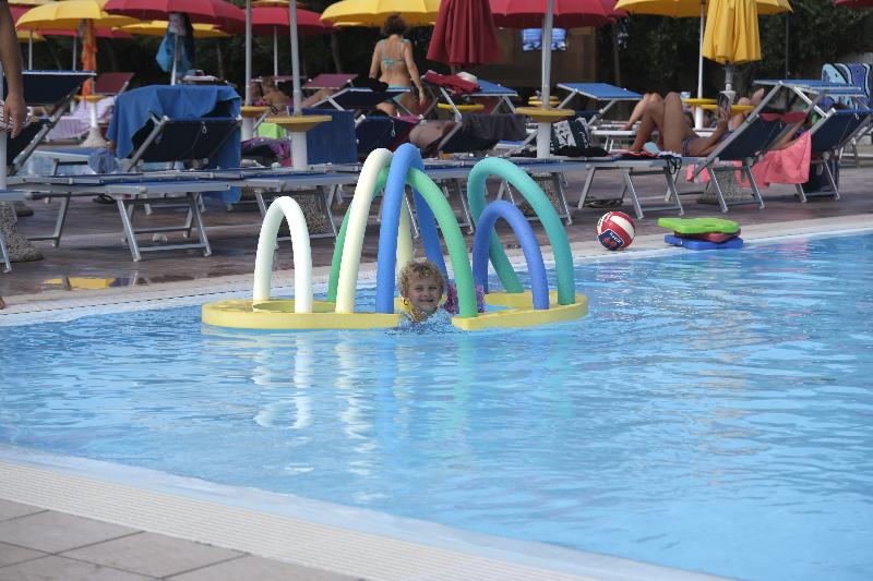 هتل Torre Del Porticciolo Camping  Village  Gampling