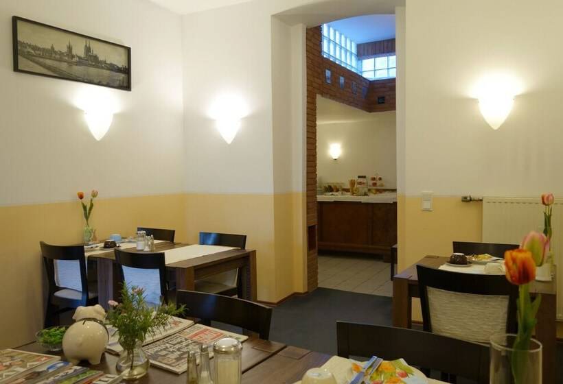 تختخواب و صبحانه Pension Am Helenenwall