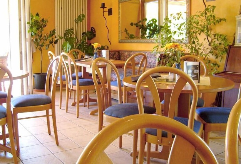 ベッドアンドブレックファースト Stadtcafé Pension