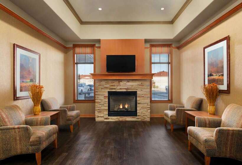 בית מלון כפרי Days Inn & Suites By Wyndham Edmonton Airport