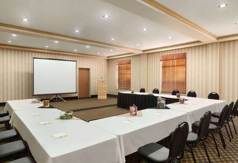 בית מלון כפרי Days Inn & Suites By Wyndham Edmonton Airport