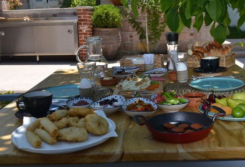 هتل Lunaria Guest House