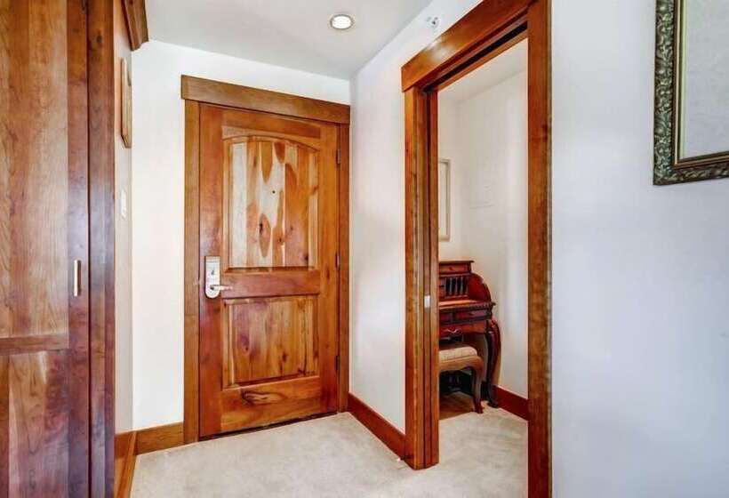Ski In, Ski Out 1 Bedroom Vacation Rental In The Heart Of Lionshead Village With Heated Slope Side P