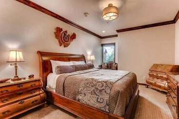 Luxury Ski In, Ski Out 2 Bedroom Mountain Residence In The Heart Of Lionshead Village With Heated Sl