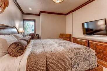 Luxury Ski In, Ski Out 2 Bedroom Mountain Residence In The Heart Of Lionshead Village With Heated Sl