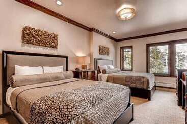 Luxury Ski In, Ski Out 2 Bedroom Mountain Residence In The Heart Of Lionshead Village With Heated Sl