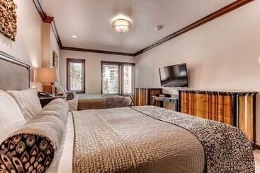 Luxury Ski In, Ski Out 2 Bedroom Mountain Residence In The Heart Of Lionshead Village With Heated Sl