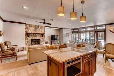 Luxury Ski In, Ski Out 2 Bedroom Mountain Residence In The Heart Of Lionshead Village With Heated Sl
