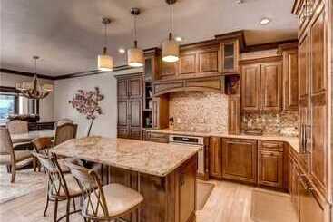 Luxury Ski In, Ski Out 2 Bedroom Mountain Residence In The Heart Of Lionshead Village With Heated Sl