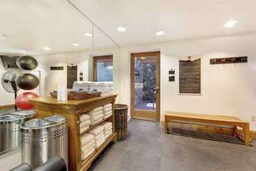 Luxury Ski In, Ski Out 2 Bedroom Mountain Residence In The Heart Of Lionshead Village With Heated Sl