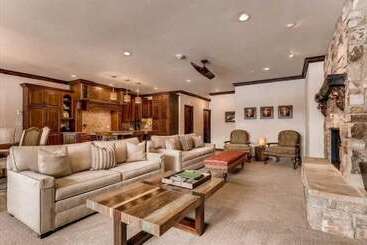 Luxury Ski In, Ski Out 2 Bedroom Mountain Residence In The Heart Of Lionshead Village With Heated Sl