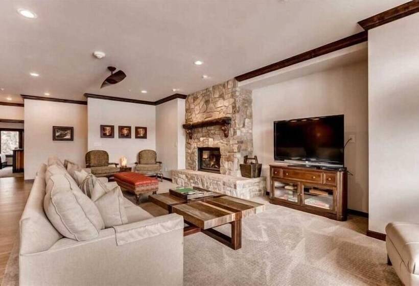 Luxury Ski In, Ski Out 2 Bedroom Mountain Residence In The Heart Of Lionshead Village With Heated Sl