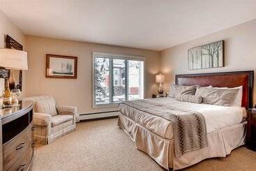 Ski In, Ski Out Studio Condo In The Heart Of Lionshead Village With Hot Tubs And Pool