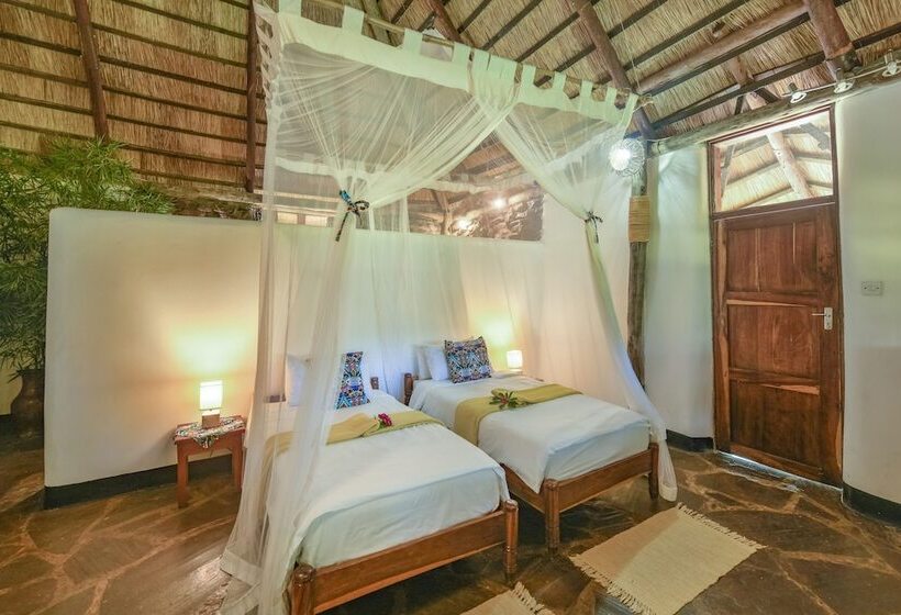 هتل Pioneer Lodge Camp And Safaris