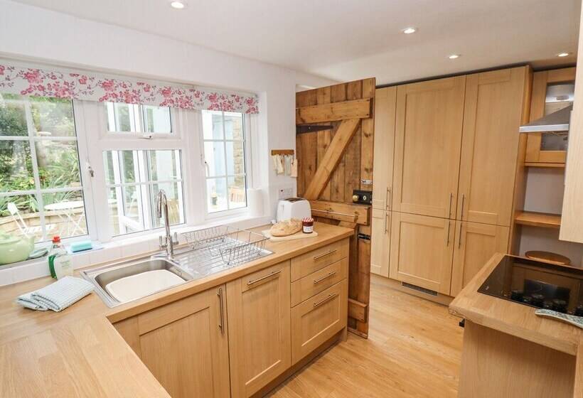 Newbury Cottage