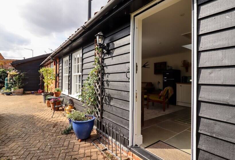 Courtyard Cottage, Poplar Farm Barn