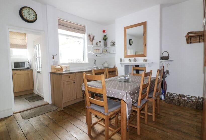 Lowena Cottage