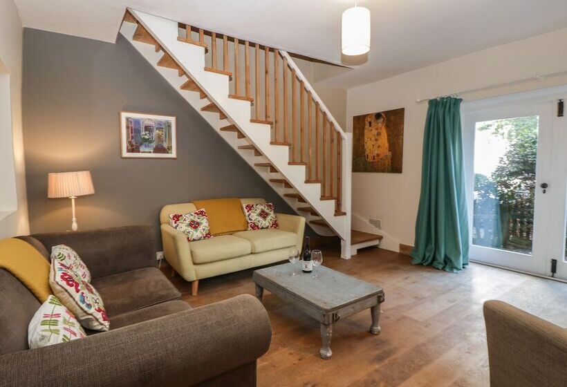 Woodlands Cottage