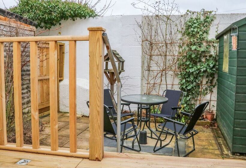 Cedarwood Cottage