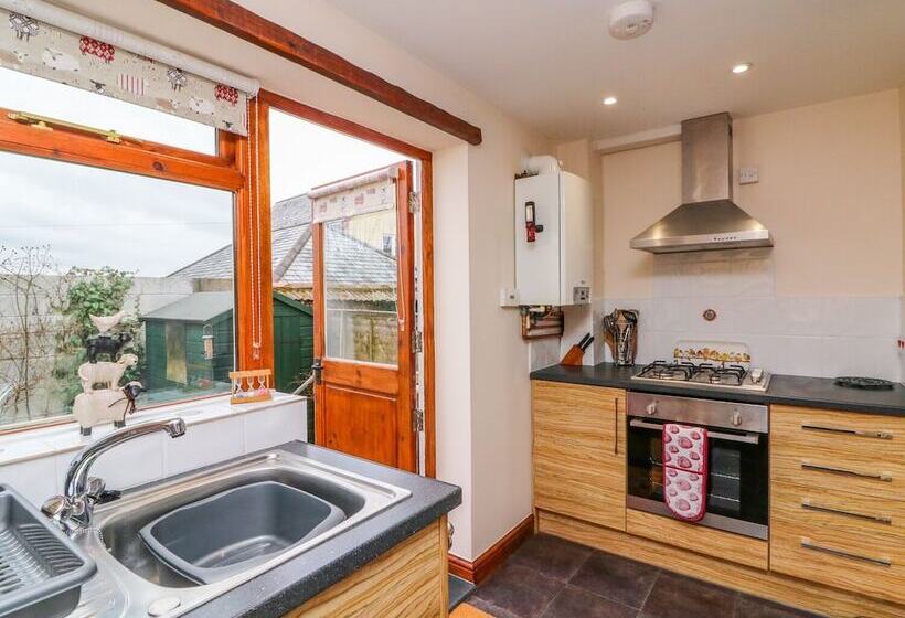 Cedarwood Cottage