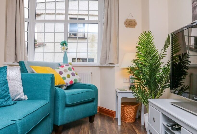 Cedarwood Cottage