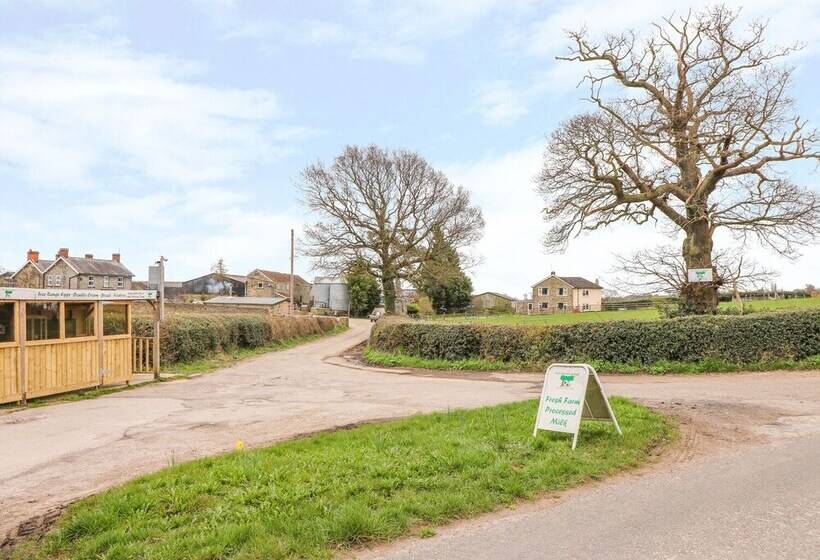 Woodthorpe Cruck Cottage