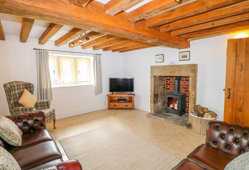 Woodthorpe Cruck Cottage
