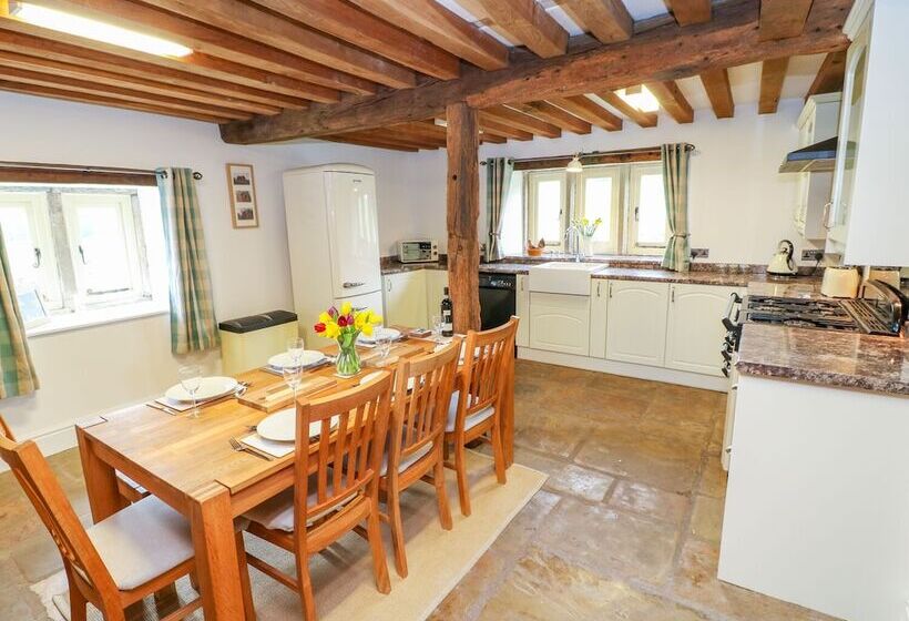 Woodthorpe Cruck Cottage