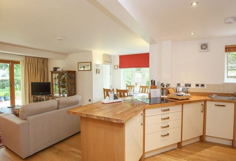 5 Burford Mews