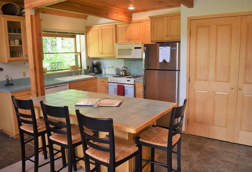 Goat Rocks Retreat